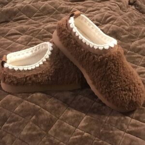 NEW … boutique Cozy Brown Slip On Fuzzy Slippers